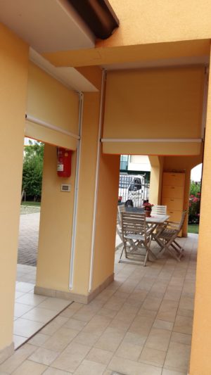Tenda da sole a caduta con guide